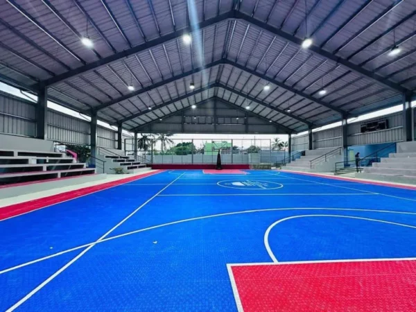 Vista interior de uino de los techados polideportivos construidos por el Inefi.