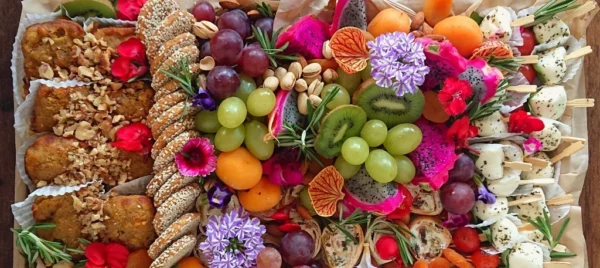 Aunque esta conciencia no es uniforme en   la población, sí hay un segmento en crecimiento que, al contratar servicios de catering, exige alimentos orgánicos , de origen local, sostenibles y con etiquetado transparente. La sostenibilidad y la salud ya no son un lujo, sino  una expectativa de calidad.