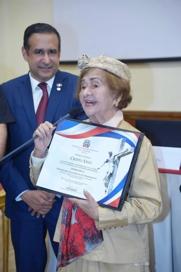 Elsa Brito de Domínguez recibió el premio Cristo Vivo. Fuente externa