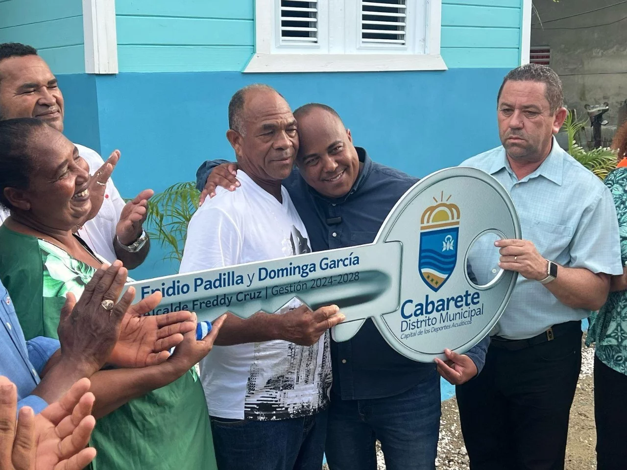 Freddy Cruz transforma una promesa en realidad con entrega de casa a pareja de ancianos en La Ciénaga