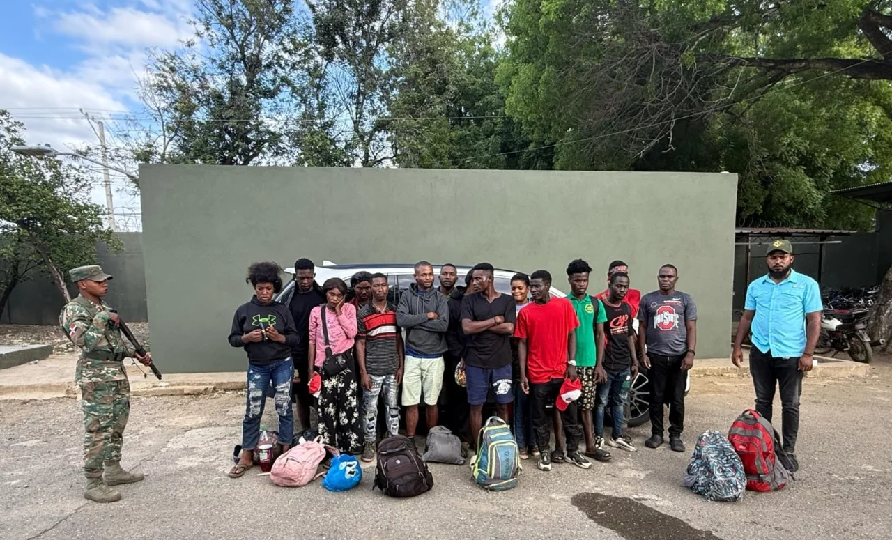 Ejército detiene 16 haitianos indocumentados en Mao; vinculan caso a traficante