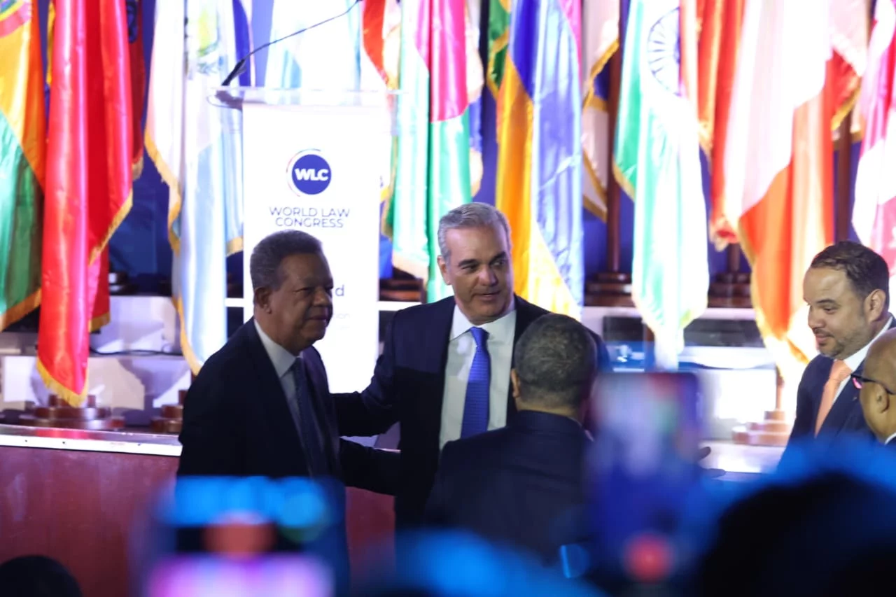 Abinader y Leonel se funden en un abrazo