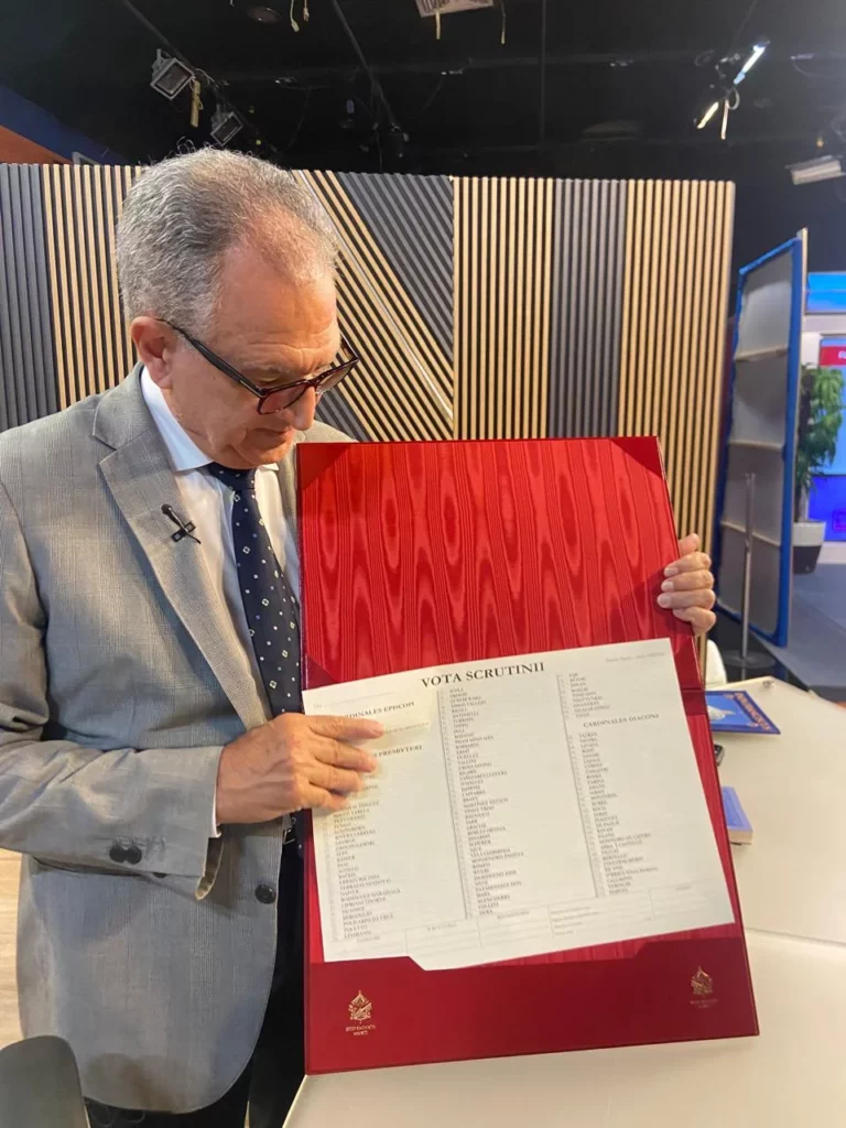 El exembajador en el Vaticano, Víctor Grimaldi, muestra una de las carpetas originales que le fueron entregadas a los cardenales electores en el cónclave en que fue electo el Papa Francisco. Se incluía el listado en el que está el nombre del cardenal Nicolás de Jesús López Rodríguez que en ese momento era elector. Fuente externa