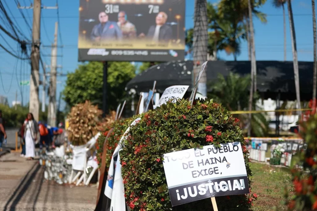 Pancartas pidiendo justicia, acompañan a las flores marchitas del memorial. Elieser Tapia