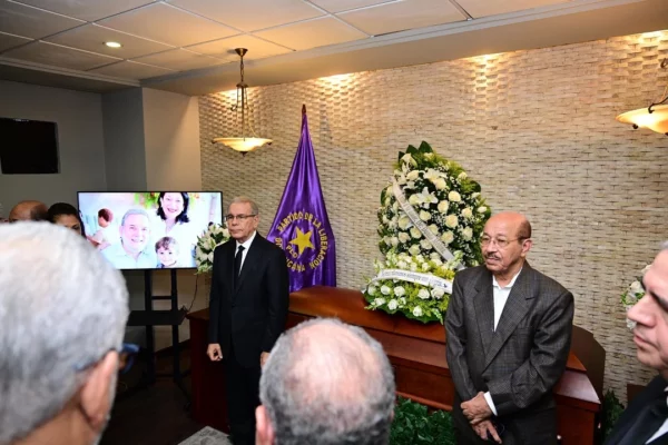 El expresidente Danilo Medina, y el dirigente Temístocles Montas, durante la guardia de honor. Fuente externa