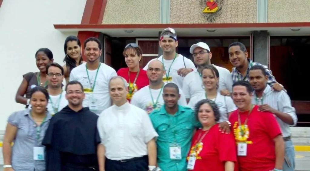 Con los catecúmenos de La Vega, en el colegios agustiniano. Fuente externa