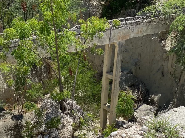 Socavón de Cañada Honda entre Villa Jaragua y Las Clavelinas. Fuente externa