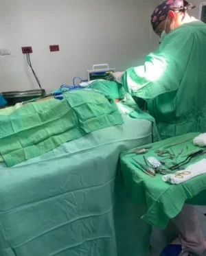 Doctor en medio del proceso quirúrgico. Fuente externa