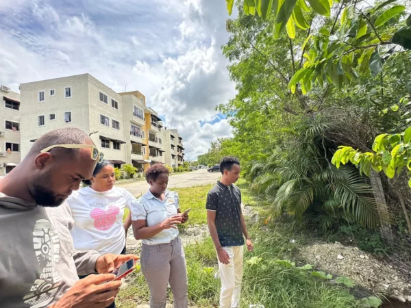 Vecinos de la urbanización Monumental indignados por la pérdida de sus mascotas que fueron tiradas en fundas negras. Fuente externa