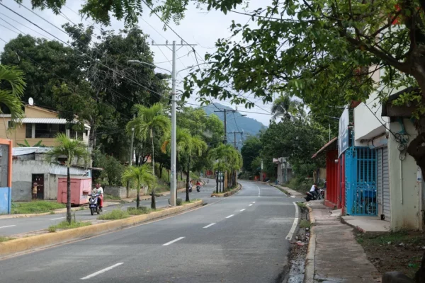 Las calles de Villa Altagracia lucen con poco tráfico debido al paro. Elieser Tapia