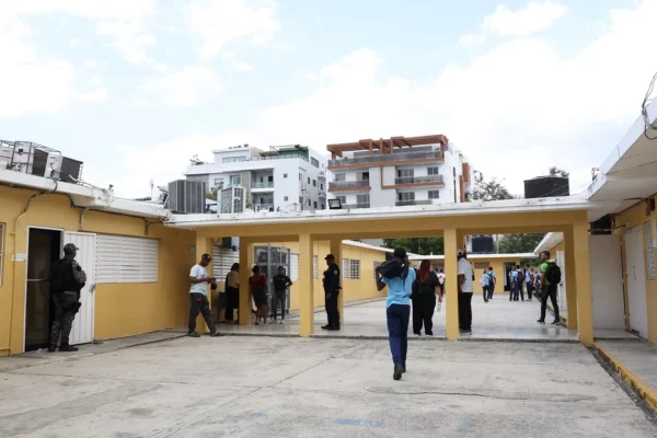 Agentes de la Policía Nacional mientras inspeccionaban el centro en la mañana de hoy. Fuente externa