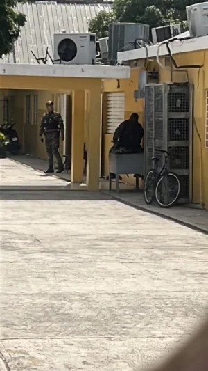 Agentes de la Policía Nacional mientras inspeccionaban el centro en la mañana de hoy. Fuente externa