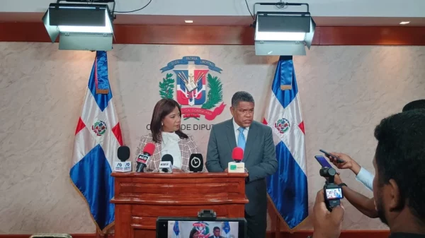 La diputada Anny Mambrú junto al doctor Rogelio Prestol, presidente de la Sociedad Dominicana Oncología. Fuente externa