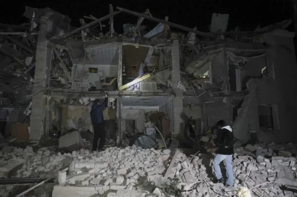 Rescatistas ucranianos trabajan tras un ataque ruso en Zaporiyia, en una imagen de archivo.