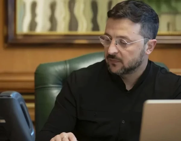 El presidente ucraniano, Volodimir Zelenski, habla por teléfono con Donald Trump desde Kiev, tras la conversación del mandatario estadounidense con Putin.