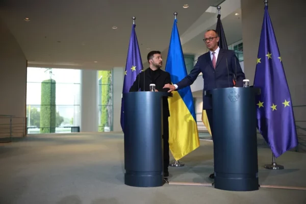 El canciller de Alemania, Friedrich Merz (d), y el presidente ucraniano, Volodímir Zelenski.