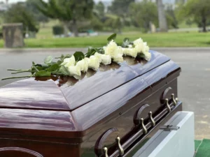 Los héroes anónimos del último adiós: los que hacen posible un funeral digno