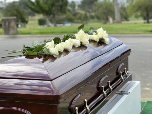 Los héroes anónimos del último adiós: los que hacen posible un funeral digno