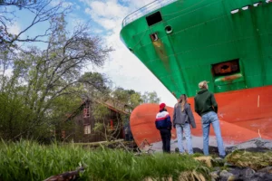Insólito: barco se estrella en jardín costero en Noruega