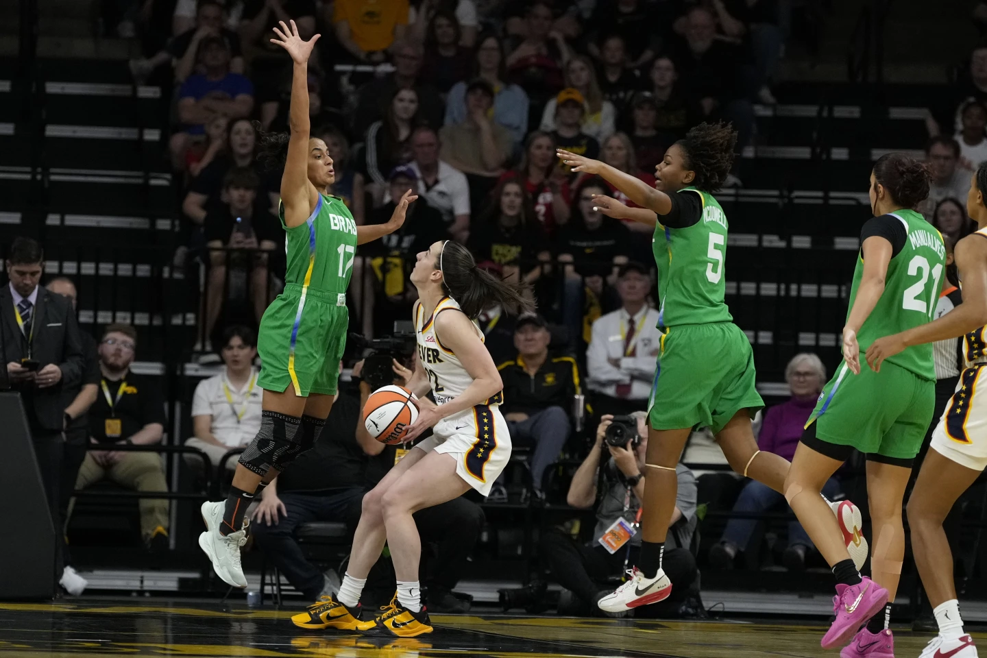 Caitlin Clark regresa a Iowa para el partido de pretemporada de Fever contra Brasil a pesar de su lesión en la pierna