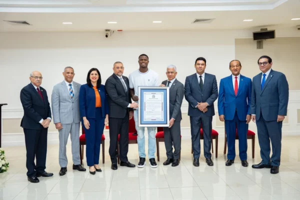 Senado reconoce al boxeador Cristian Pinales