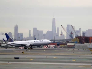 Cien vuelos cancelados en aeropuerto de Newark tras fallo en los controladores aéreo