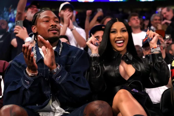 Stefon Diggs y Cardi B durante el cuarto juego de la serie seminal entre los Boston Celtics y New York Knicks. Fuente externa