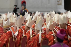 Cardenales en la misa previa al cónclave, en la Basílica de San Pedro del Vaticano. AP