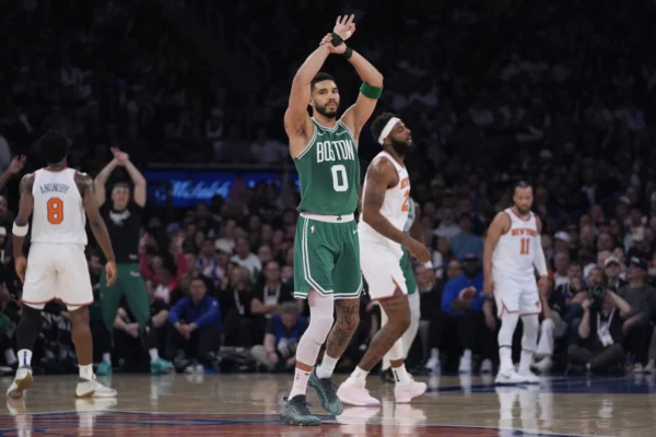 La estrella de los Boston Celtics, tuvo una brillante actuación en el tercer partido de la semifinal de la Conferencia Este de la NBA. AP