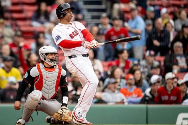 Rafael Devers observa la pelota
