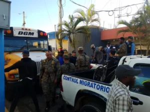Migración somete a comerciante chino por agredir agentes