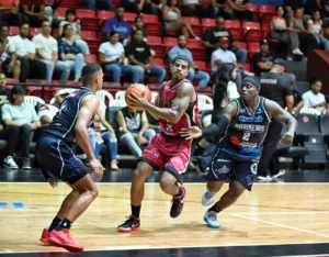 Edgar Sosa intenta completar una ofensiva