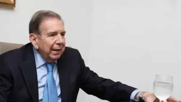 Edmundo González, estuvo ingresado por presión baja. Fuente externa