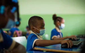 La pandemia del covid-19 llevó a las autoridades a implementar alternativas como las clases a distancia para no interrumpir la educación de los niños y adolescentes. Fuente externa