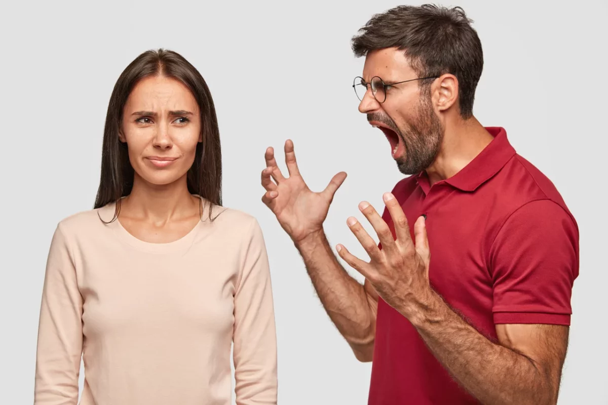 el-chico-sin-afeitar-molesto-hace-gestos-con-las-manos-le-grita-la-novia-se-siente-celoso-gesticula-enojado