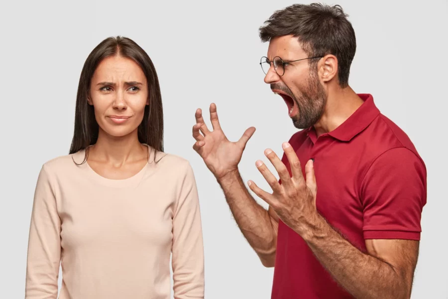 el-chico-sin-afeitar-molesto-hace-gestos-con-las-manos-le-grita-la-novia-se-siente-celoso-gesticula-enojado el-chico-sin-afeitar-molesto-hace-gestos-con-las-manos-le-grita-la-novia-se-siente-celoso-gesticula-enojado