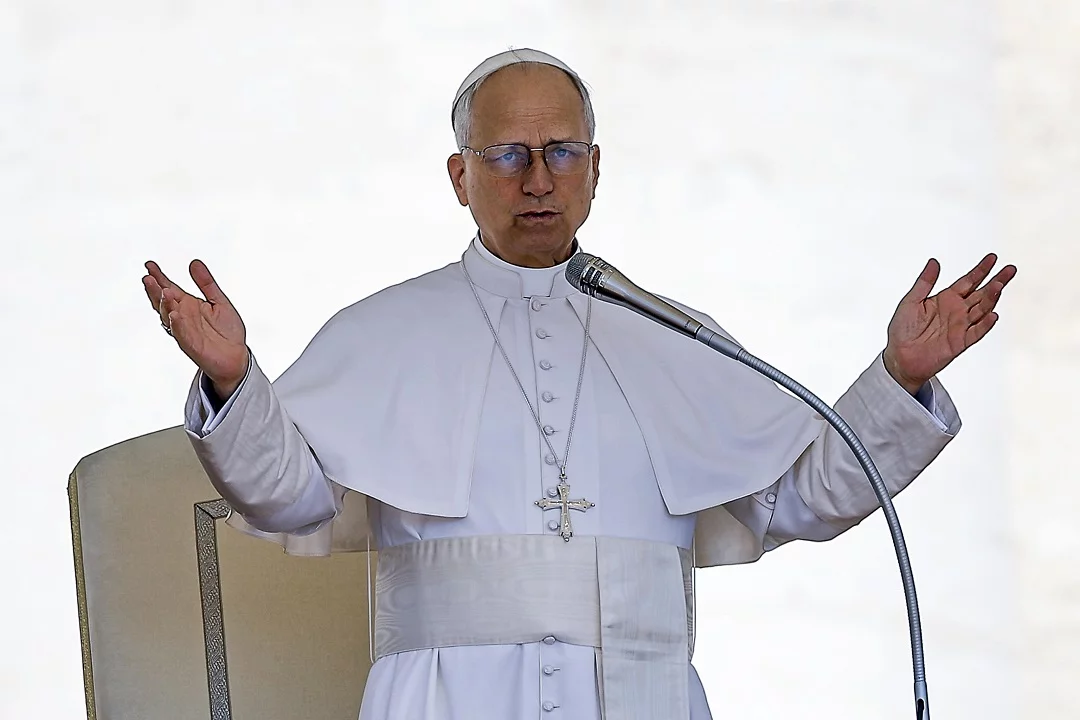 el papa con los brazos