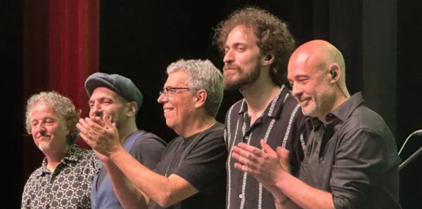 Pedro Guerra se despide junto a sus músicos en el concierto dado en República Dominicana.