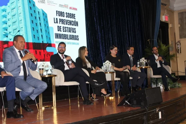 (foto #2) Eddy Alcantara expone en el foro (1)