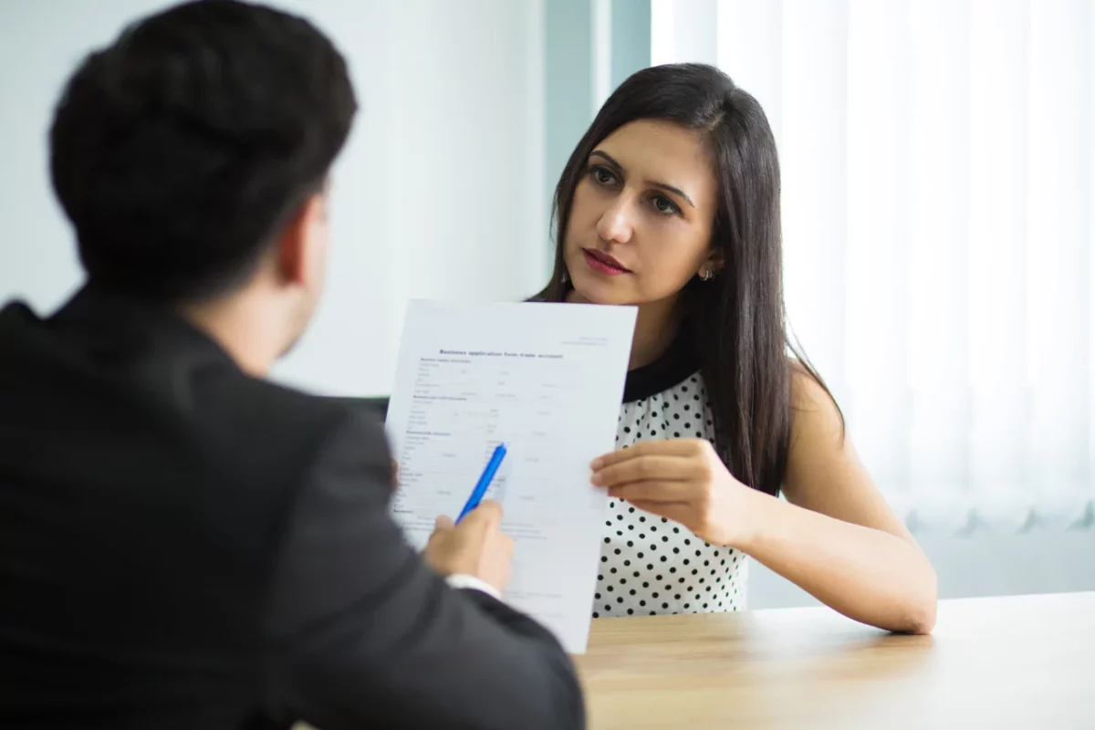 gerente-de-sexo-femenino-joven-serio-que-muestra-el-contrato-para-asociarse-freepik