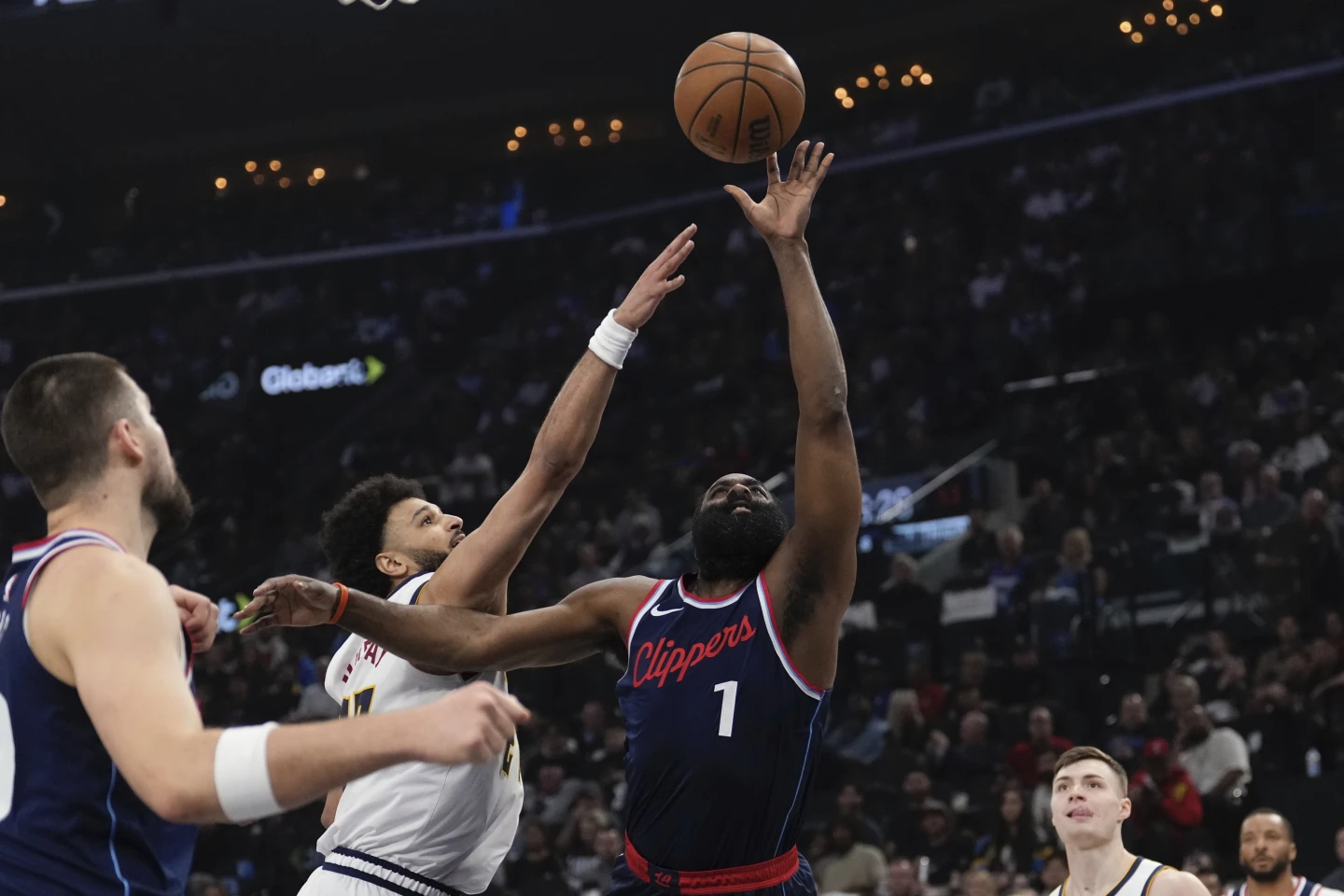 James Harden anota 28 puntos y los Clippers fuerzan el séptimo partido con una contundente victoria por 111-105 sobre los Nuggets