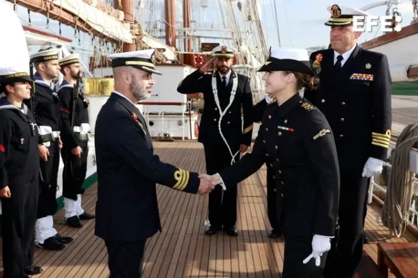 La princesa de Asturias, Leonor de Borbón, viaja en el buque escuela Juan Sebastián Elcano, como parte de su formación militar. Fuente externa