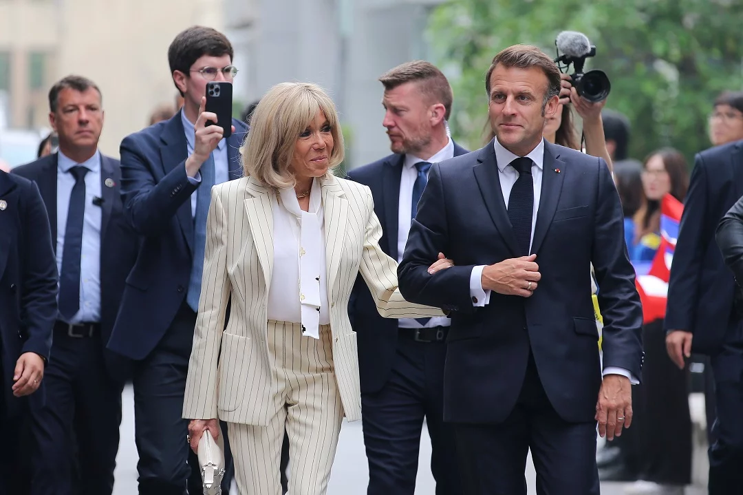 macron y la esposa
