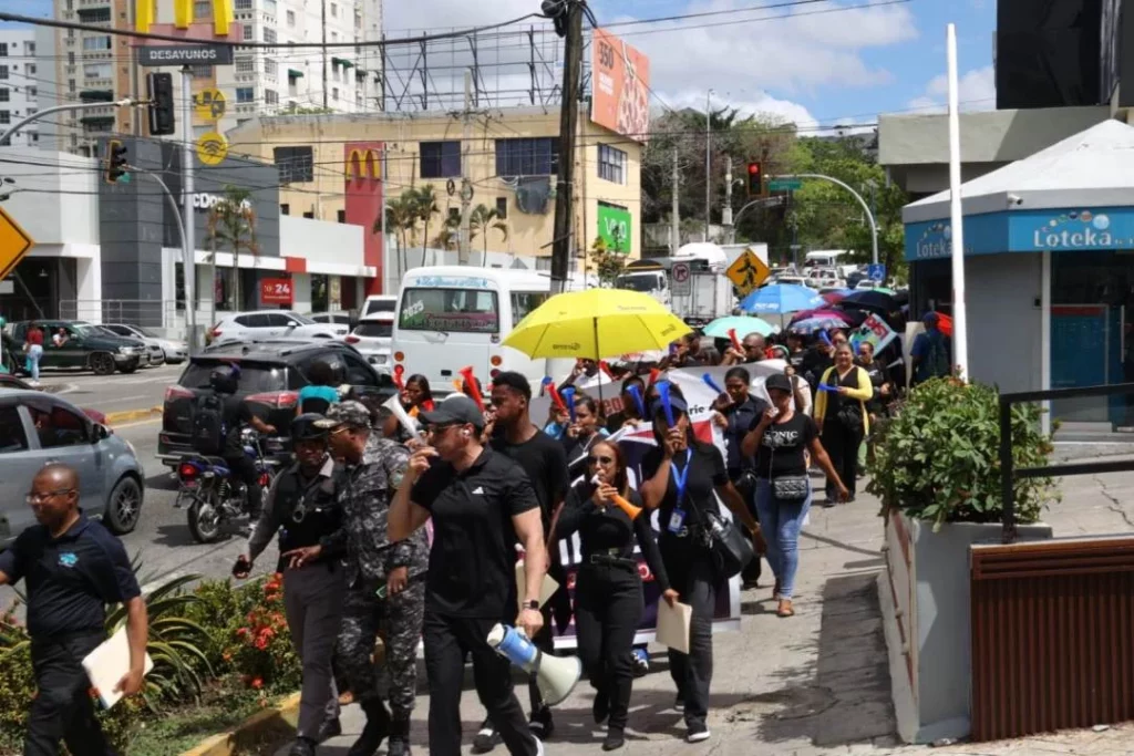 La marcha partió desde la avenida Bolívar hasta el Ministerio de Educación. José De León.