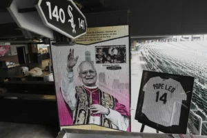 Galería de los Medias Blancas en honor al papa León XIV
