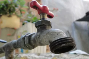 Camión perfora tubería principal y deja sin agua a SDE