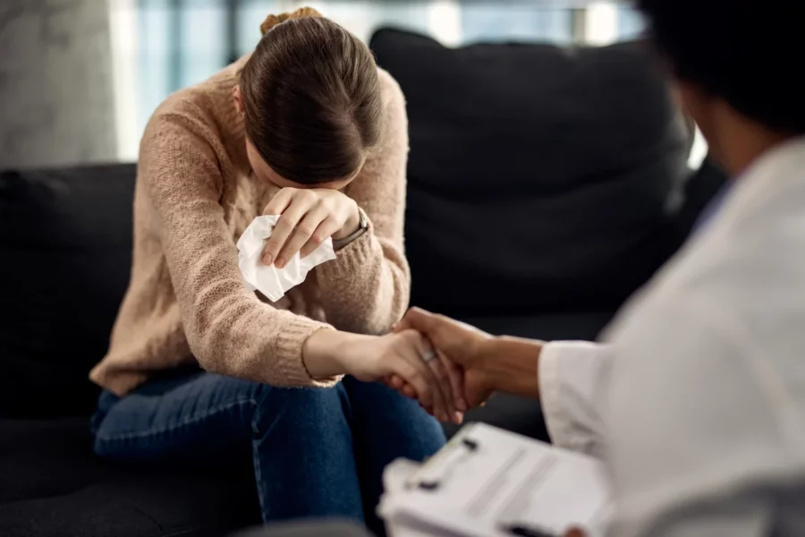 mujer-deprimida-que-busca-consuelo-de-su-psicoterapeuta mujer-deprimida-que-busca-consuelo-de-su-psicoterapeuta