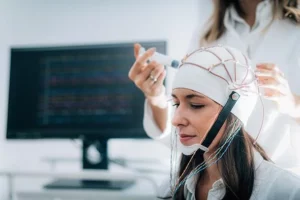 Apple y firma de neurotecnología buscan habilitar control de dispositivos con el cerebro