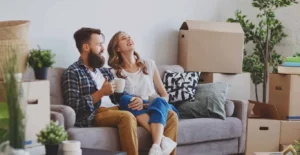 hombre y mujer en la casa