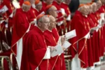 Pietro Parolin (i) junto a Robert Francis Prevost, ya nuevo papa León XIV.